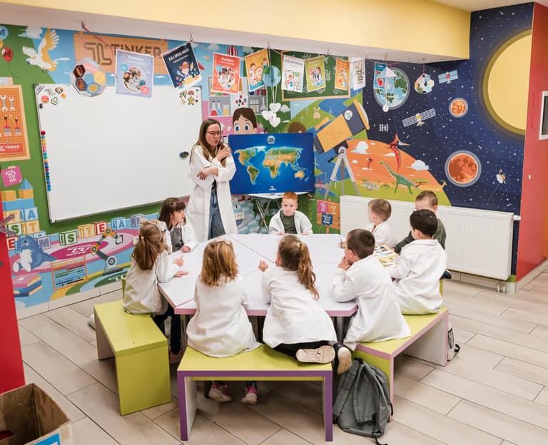Gyerekek egy Tinker Labs foglalkozáson a teremben